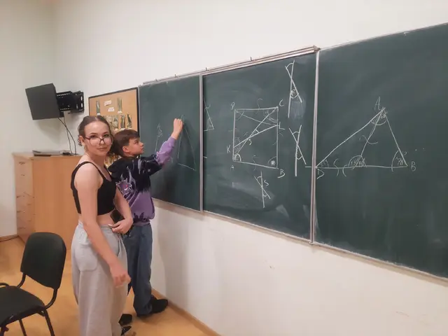 Uczestnicy V Warsztatów Matematycznych omawiają rozwiązanie przy tablicy