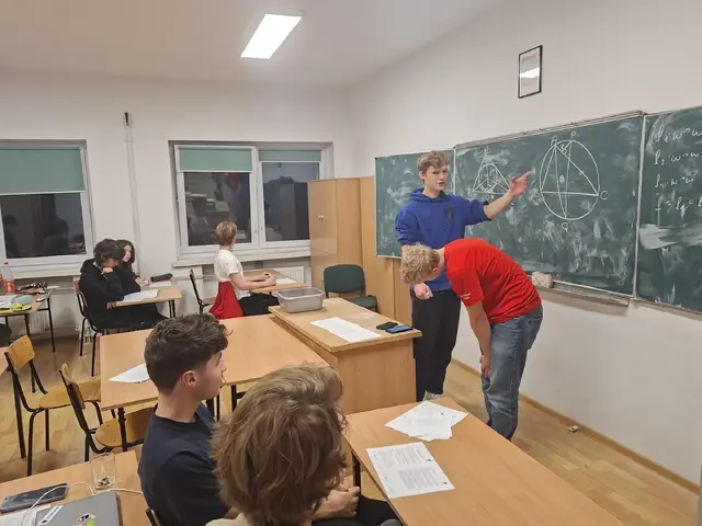 Uczestnicy V Warsztatów Matematycznych wspólnie omawiają zadania