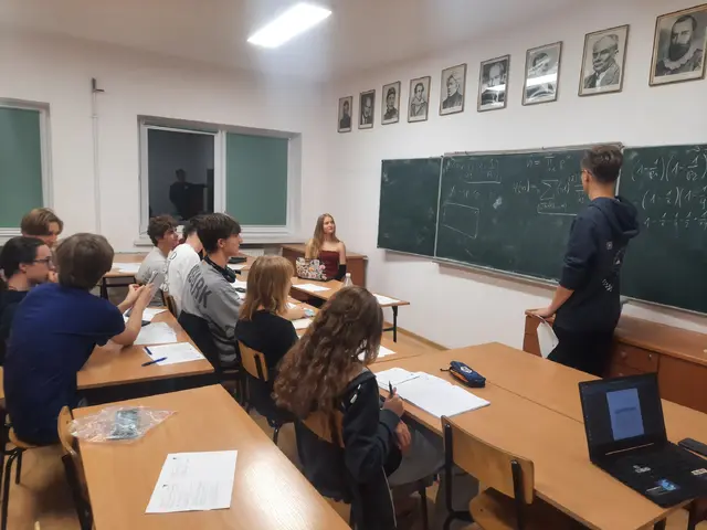 Uczestnicy V Warsztatów Matematycznych omawiają rozwiązanie przy tablicy