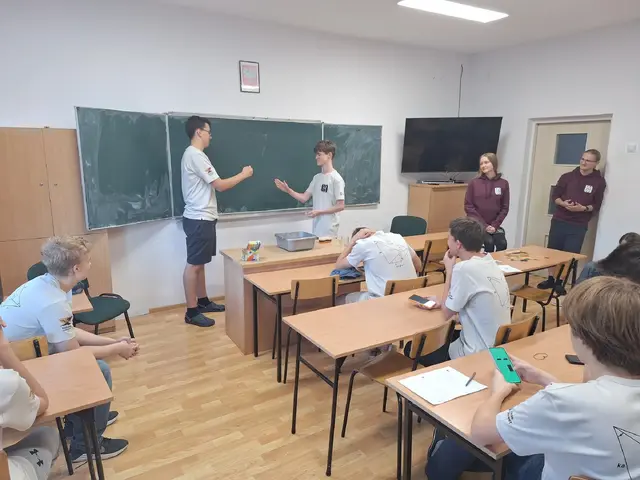 Uczestnicy V Warsztatów Matematycznych wspólnie omawiają zadania