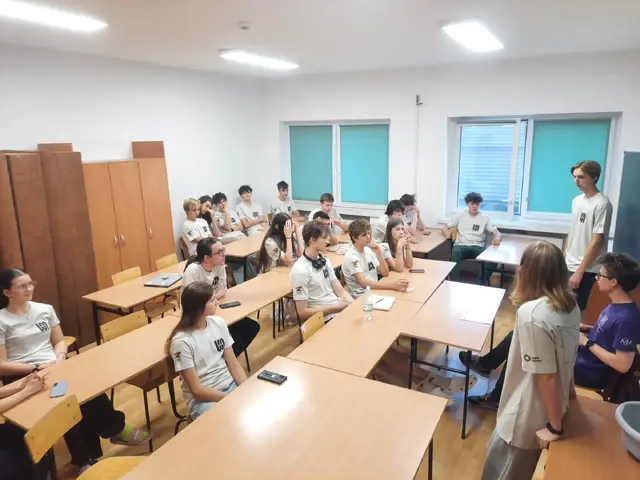 Uczestnicy V Warsztatów Matematycznych wspólnie omawiają zadania