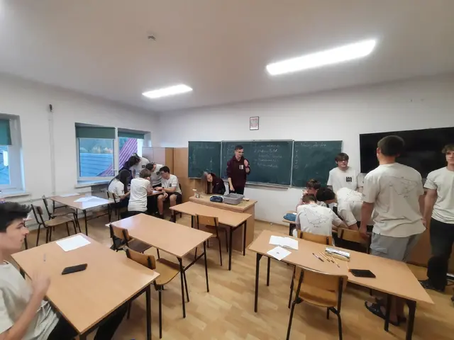 Uczestnicy V Warsztatów Matematycznych wspólnie omawiają zadania