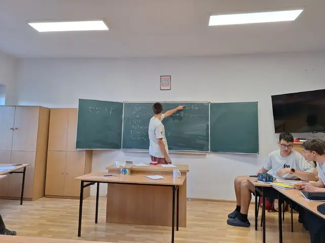 Uczestnicy V Warsztatów Matematycznych omawiają rozwiązanie przy tablicy