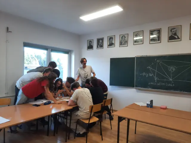 Uczestnicy V Warsztatów Matematycznych wspólnie omawiają zadania