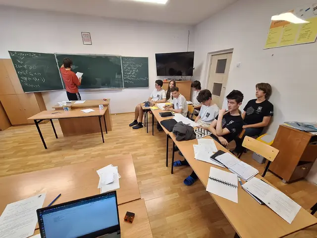 Uczestnicy V Warsztatów Matematycznych omawiają rozwiązanie przy tablicy