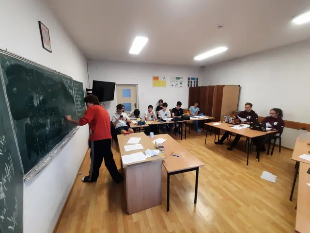 Uczestnicy V Warsztatów Matematycznych wspólnie omawiają zadania