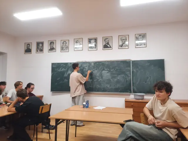Uczestnicy V Warsztatów Matematycznych omawiają rozwiązanie przy tablicy